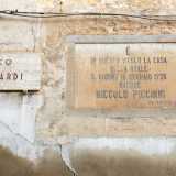 ...anche se in realt� l�originario accesso, come ricordato da una da una vecchia scritta del 1882 presente su un muro esterno...